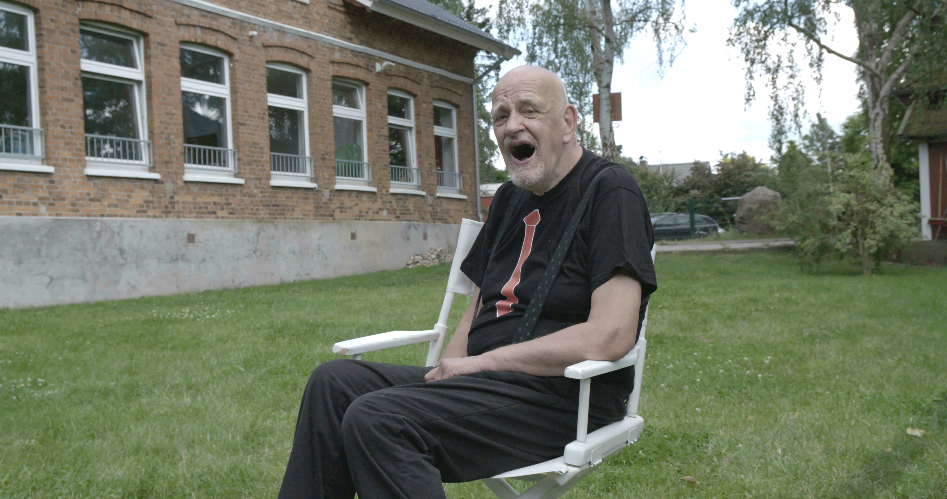 Boy Eb Rose vor der AWG